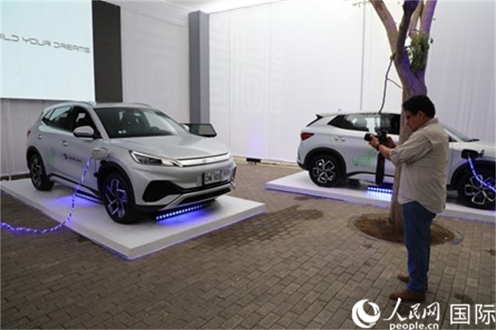圖為秘魯媒體記者正在拍攝現(xiàn)場展出的比亞迪電動汽車。 人民網記者姜波攝