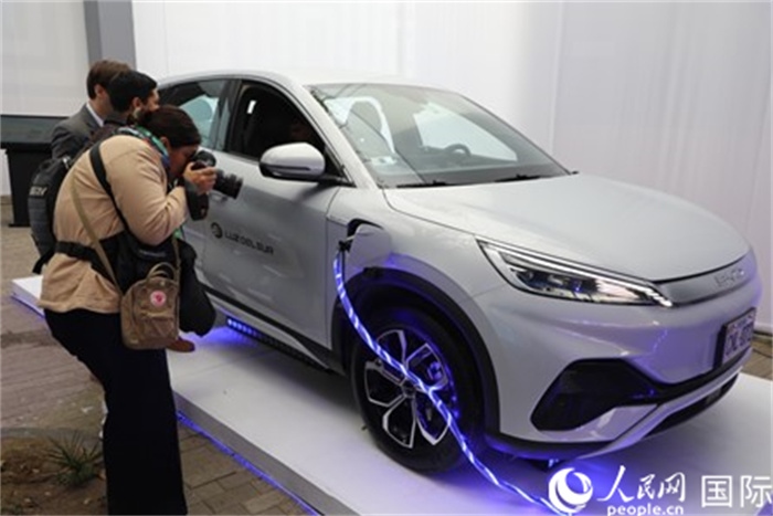 圖為秘魯媒體記者正在拍攝現(xiàn)場展出的比亞迪電動汽車。 人民網記者姜波攝