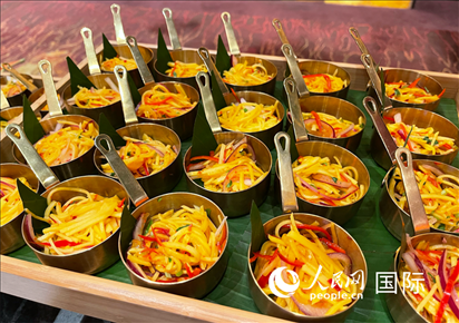 馬來西亞美食節(jié)現(xiàn)場(chǎng)準(zhǔn)備的美食。人民網(wǎng) 王婧攝
