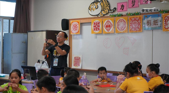 剪紙教學(xué)。主辦方供圖