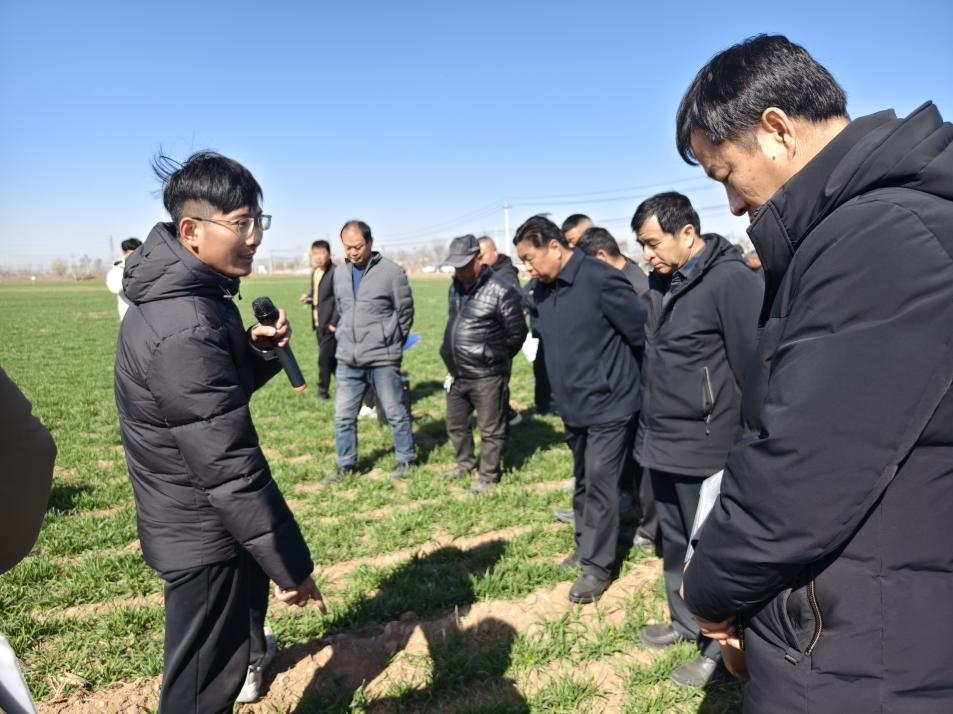 科技小院的“學(xué)生專家”（左一）。受訪者供圖
