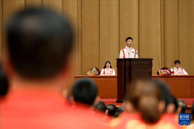 11月15日，乒乓球運動員馬龍（中）在報告會上發(fā)言。新華社記者 李明 攝