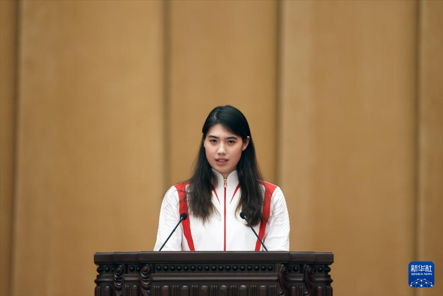 11月15日，游泳運動員張雨霏在報告會上發(fā)言。新華社記者 李明 攝