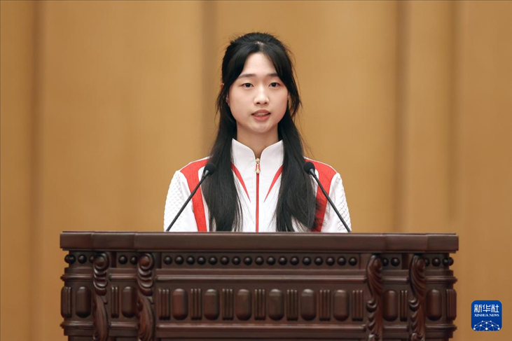 11月15日，射擊運動員黃雨婷在報告會上發(fā)言。新華社記者 李明 攝