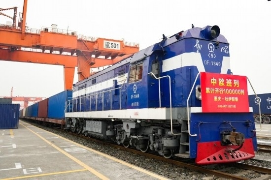 11月15日，X8083次中歐班列（重慶—杜伊斯堡）等待發(fā)車。新華社記者 張子彧 攝