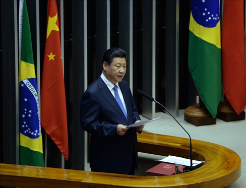 2014年7月16日，國家主席習(xí)近平在巴西國會發(fā)表《弘揚傳統(tǒng)友好共譜合作新篇》的演講。 新華社記者 劉建生 攝