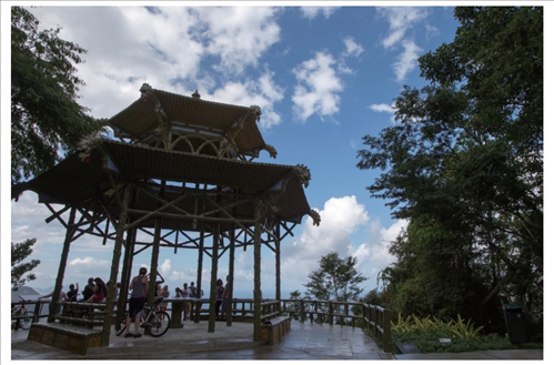 在巴西里約熱內(nèi)盧市內(nèi)的蒂茹卡國家森林公園里，有一座風(fēng)光獨一無二的觀景臺，名為“中國亭”，是為紀(jì)念曾經(jīng)在這里種植茶葉的中國茶農(nóng)而修建，如今已成為當(dāng)?shù)氐闹坝^。（圖源：新華社）