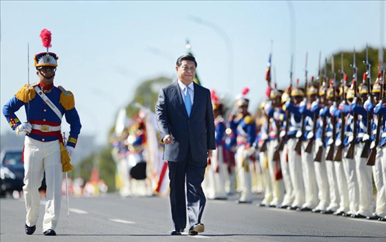 當(dāng)?shù)貢r間2014年7月17日，國家主席習(xí)近平在巴西利亞出席時任巴西總統(tǒng)舉行的歡迎儀式。 新華社記者謝環(huán)馳攝