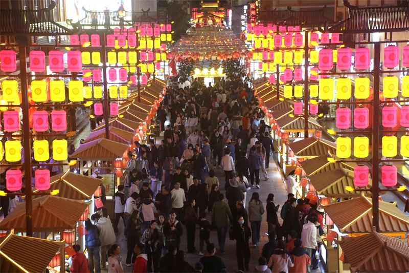 敦煌夜市。敦煌市委宣傳部供圖，張曉亮攝