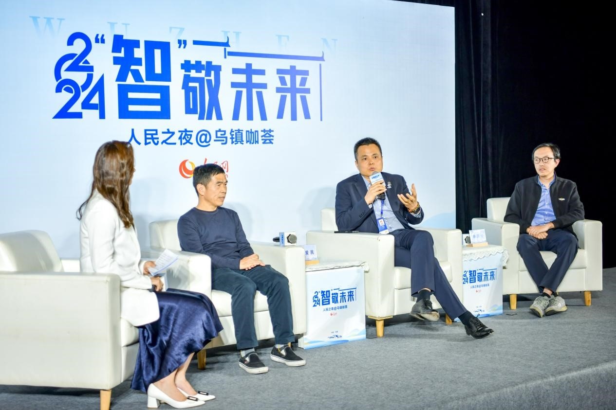 在對(duì)話環(huán)節(jié)，之江實(shí)驗(yàn)室高級(jí)研究專家潘愛民、伏羲智庫(kù)創(chuàng)始人李曉東、麒麟軟件副總經(jīng)理李震寧探討“‘百模大戰(zhàn)’將卷向何方”。人民網(wǎng)記者 任峰濤攝