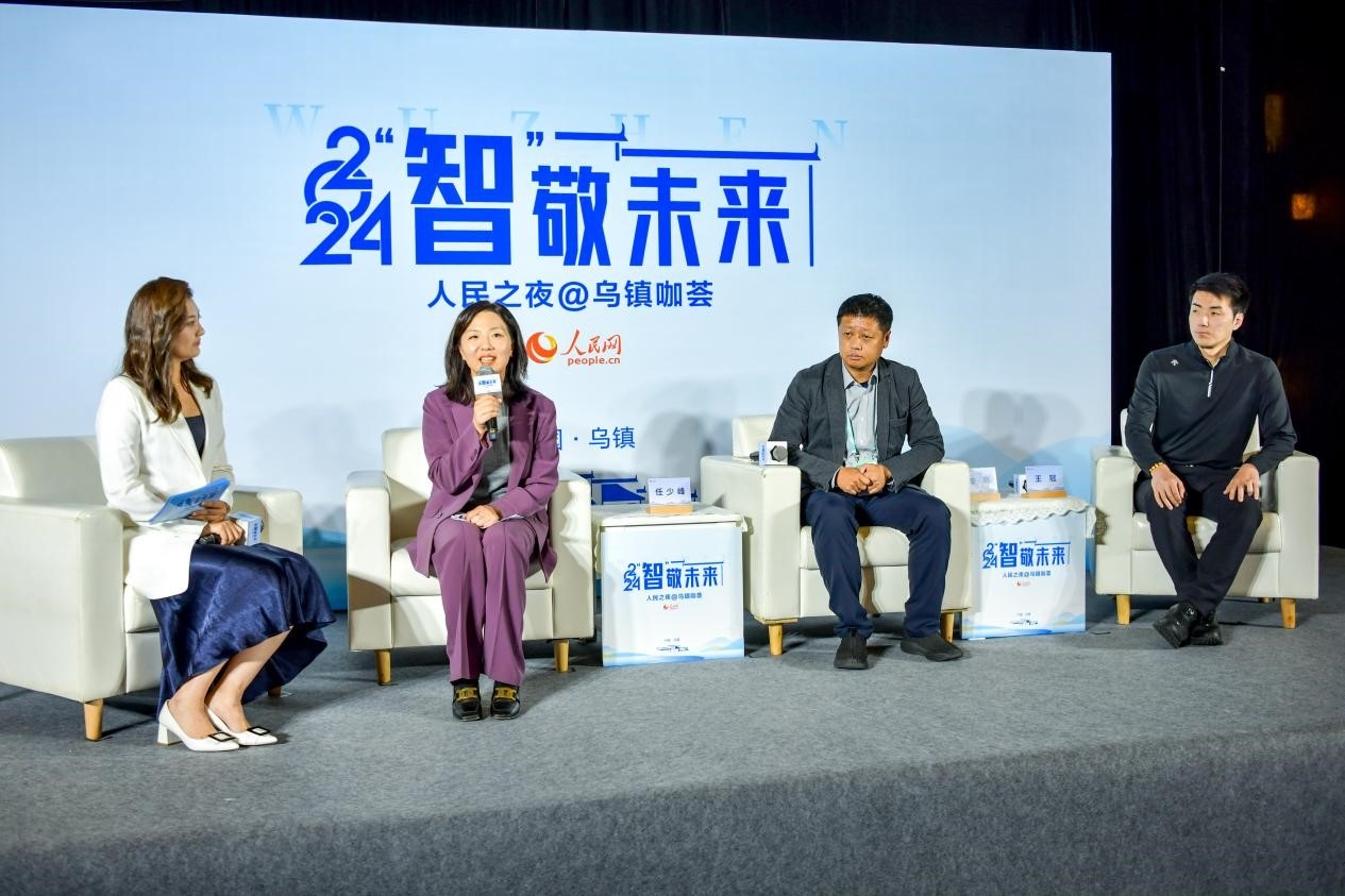 在對(duì)話環(huán)節(jié)，趣丸科技總編輯、副總裁任少峰，星云智慧機(jī)器人CEO李明，可之教育大模型創(chuàng)始人王冠討論“人工智能如何惠及大眾”。人民網(wǎng)記者 任峰濤攝
