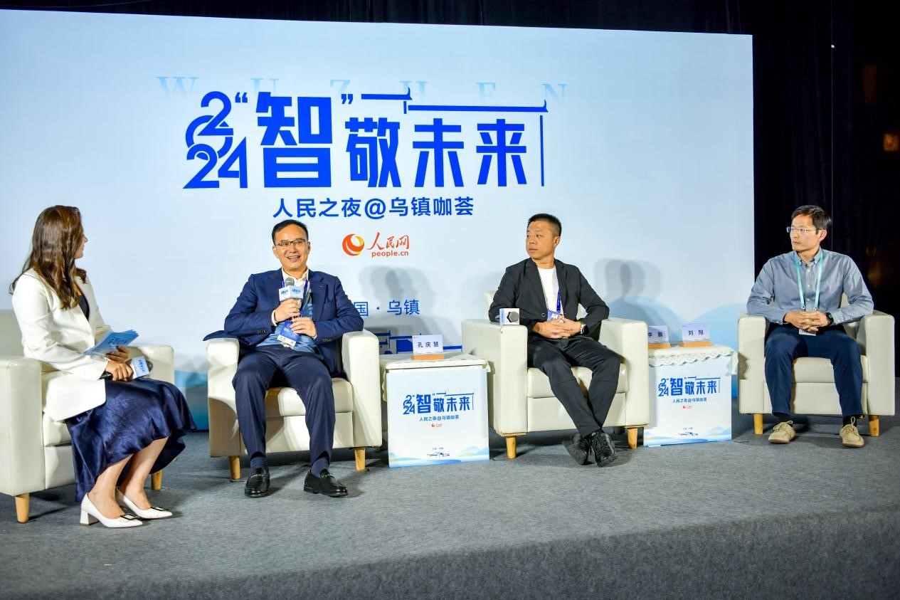 在對(duì)話環(huán)節(jié)，中國(guó)華宇集團(tuán)有限公司總經(jīng)理兼華宇控股集團(tuán)董事長(zhǎng)孔慶慧，量子之歌集團(tuán)創(chuàng)始人、董事長(zhǎng)李鵬，震坤行CTO劉陽(yáng)討論“AI何以重構(gòu)千行百業(yè)”。人民網(wǎng)記者 任峰濤攝
