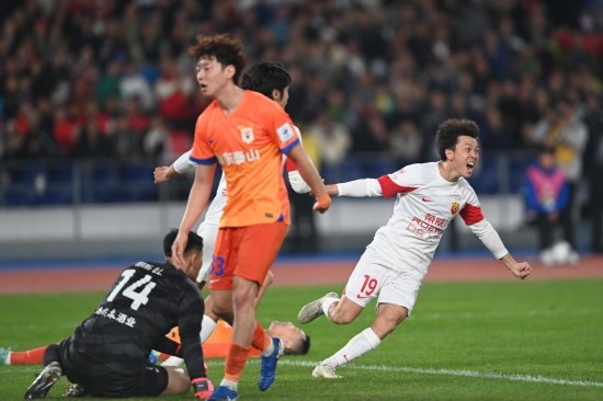 11月23日，上海海港隊(duì)球員王振澳（右）慶祝進(jìn)球。新華社記者 黃宗治 攝