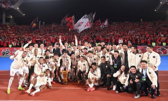 11月23日，上海海港隊(duì)成員在頒獎儀式后與球迷合影。新華社記者 黃宗治 攝