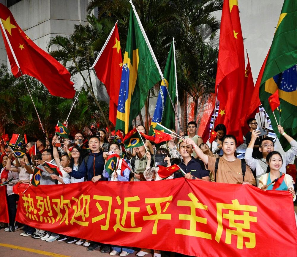  2024年11月，習近平主席在巴西里約熱內(nèi)盧出席二十國集團領(lǐng)導人第十九次峰會期間，里約熱內(nèi)盧街頭熱情的歡迎人群。