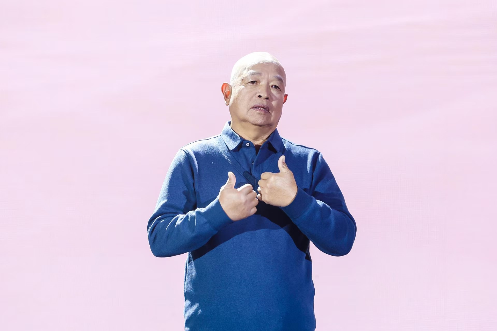 “山東好人”、煙臺(tái)市無聲洗車場經(jīng)理柳興濤。人民視頻供圖。