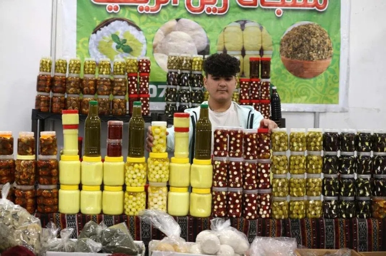 一名展商在展示各式各樣的橄欖制品。納達(dá)爾·達(dá)烏德攝