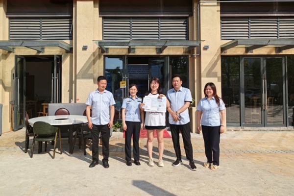 當(dāng)?shù)毓ぷ魅藛T上門(mén)為經(jīng)營(yíng)者送來(lái)了證件。蒼溪縣行政審批和數(shù)據(jù)局供圖