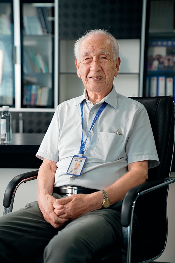 2024年8月，佐佐木俊一在深圳接受本刊記者采訪。