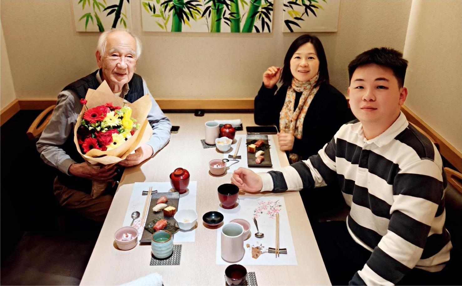 佐佐木俊一與彭林（中）、彭俊霖（右）在一起。
