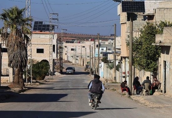 這是12月1日拍攝的敘利亞哈馬省北部一處城鎮(zhèn)街道。新華社發(fā)