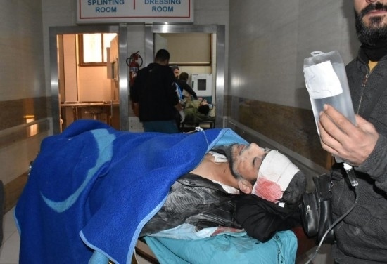 11月29日，在敘利亞阿勒頗，傷者被送往醫(yī)院接受治療。新華社發(fā)