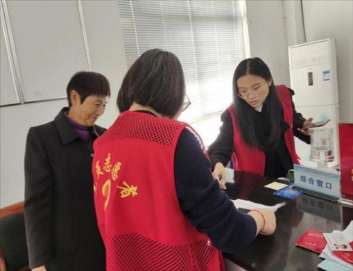 代辦人員為村民辦理醫(yī)保報(bào)銷。 圖片來源：江蘇南通啟東市數(shù)據(jù)局