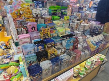 北京某文具店卡牌盲盒柜臺，未設(shè)相關(guān)提醒。人民網(wǎng)記者 黃鈺攝