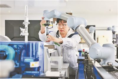 廣東省深圳市科研人員在實(shí)驗(yàn)室調(diào)試智能機(jī)器人。視覺(jué)中國(guó)供圖