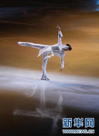 圖為羽生結(jié)弦在表演中。記者 錢錚 攝