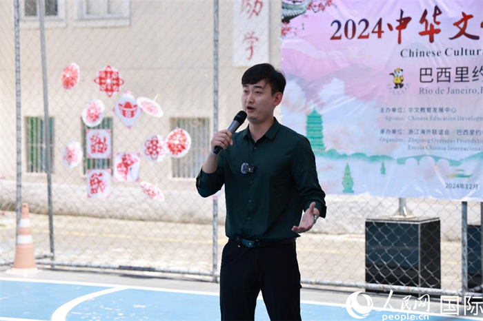 歌曲《故鄉(xiāng)的云》喚起了在外游子對(duì)故鄉(xiāng)的懷念。人民網(wǎng)記者 陳海琪攝