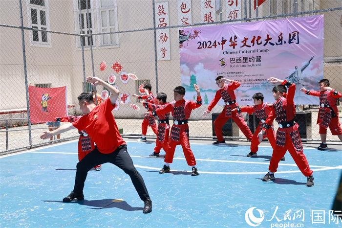 舞蹈《秦王點(diǎn)兵》通過生動(dòng)的舞步展現(xiàn)了千年前秦俑的雄威與風(fēng)采，氣勢(shì)磅礴，彰顯了古代中華軍魂。人民網(wǎng)記者 陳海琪攝