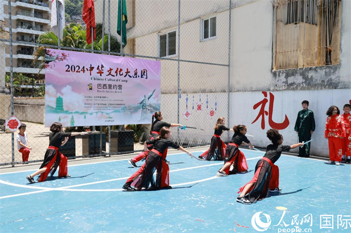 《中華武術(shù)》表演展現(xiàn)了武術(shù)剛?cè)岵?jì)的獨(dú)特魅力。人民網(wǎng)記者 陳海琪攝