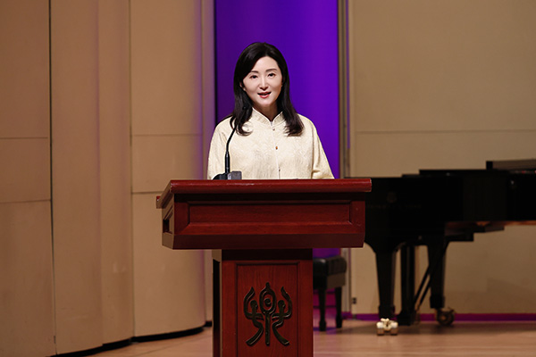 中央音樂學(xué)院黨委書記、中國民族管弦樂學(xué)會胡琴專業(yè)委員會會長于紅梅致辭。中國民族管弦樂學(xué)會胡琴專業(yè)委員會供圖