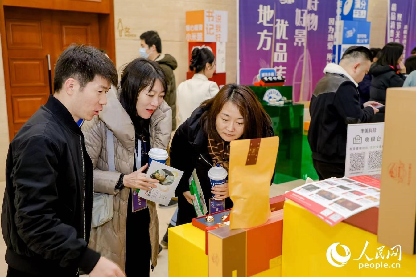“精品消費(fèi)月·雙節(jié)關(guān)愛季”專項(xiàng)工作首站活動(dòng)現(xiàn)場。