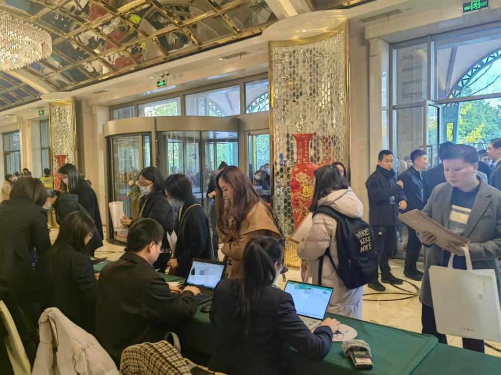 12月12日，第十批國家組織藥品集中帶量采購現(xiàn)場。新華社記者龔雯 攝