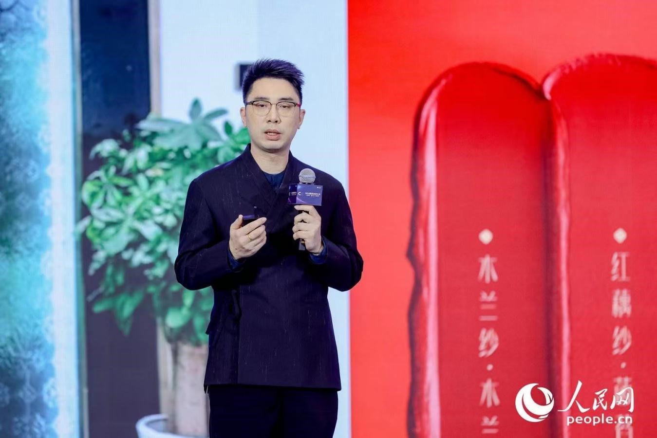 花西子聯(lián)合創(chuàng)始人任剛睿在2024國民消費大會現場進行分享。