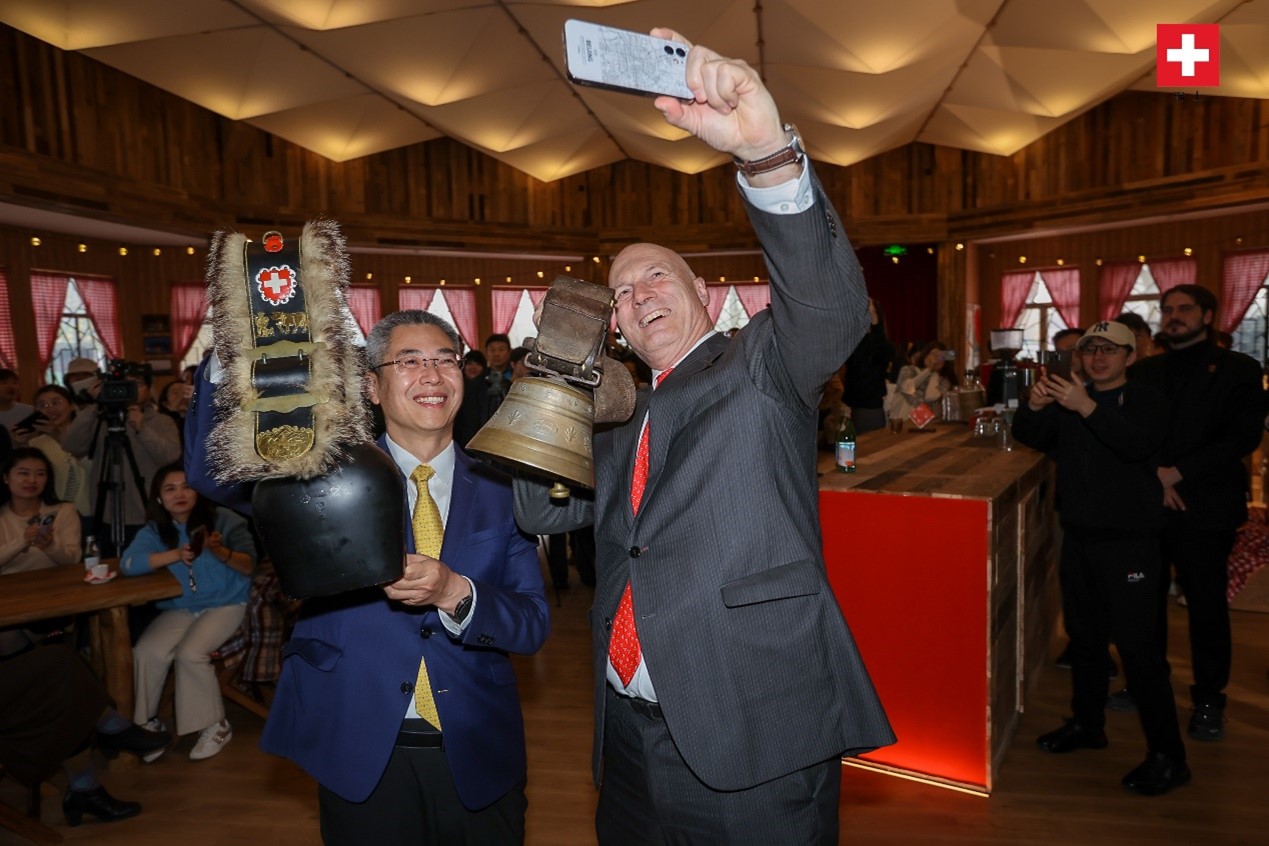 瑞士駐華大使白瑞誼與北京市西城區(qū)委副書記、代區(qū)長(zhǎng)郅海杰搖響瑞士牛鈴，共同為小木屋揭幕。瑞士駐華大使館供圖