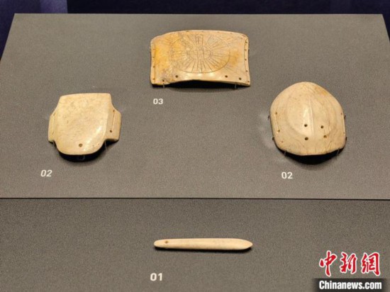 12月14日，“文明先鋒—凌家灘文化玉器展”在故宮博物院文華殿開幕。圖為展覽現(xiàn)場(chǎng)的玉龜、玉版和玉簽。 中新社記者 應(yīng)妮 攝