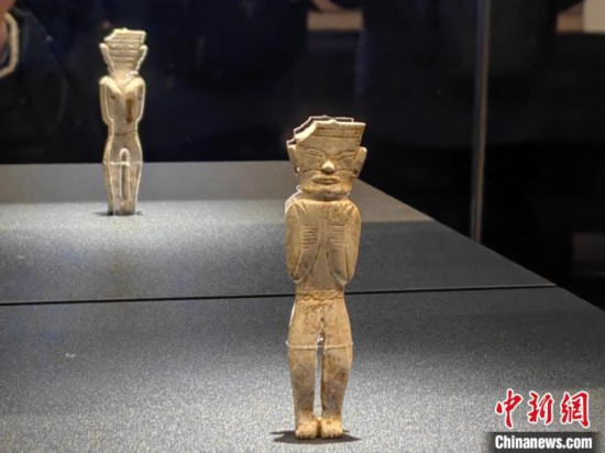 12月14日，“文明先鋒—凌家灘文化玉器展”在故宮博物院文華殿開幕。圖為展覽現(xiàn)場(chǎng)的立姿玉人。 中新社記者 應(yīng)妮 攝