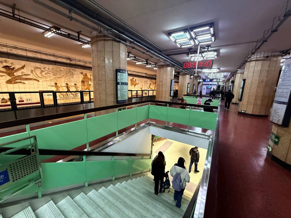 乘客從北京地鐵2號線東四十條站走“站中站”換乘地鐵3號線。新華社記者張驍 攝