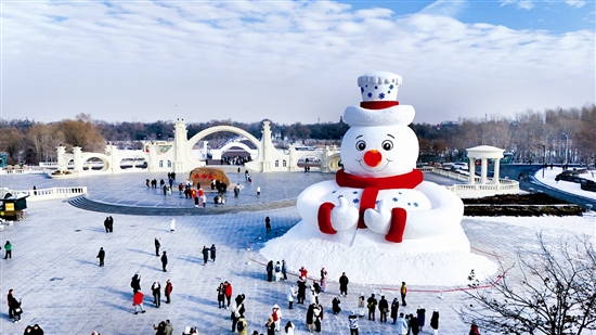 12月8日，黑龍江哈爾濱市今冬第一個大雪人“雪人先生”在太陽島風景區(qū)落成。大雪人高20米，用雪量4000立方米。圖為12月9日在哈爾濱太陽島風景區(qū)正門廣場拍攝的大雪人。新華社記者 王松攝