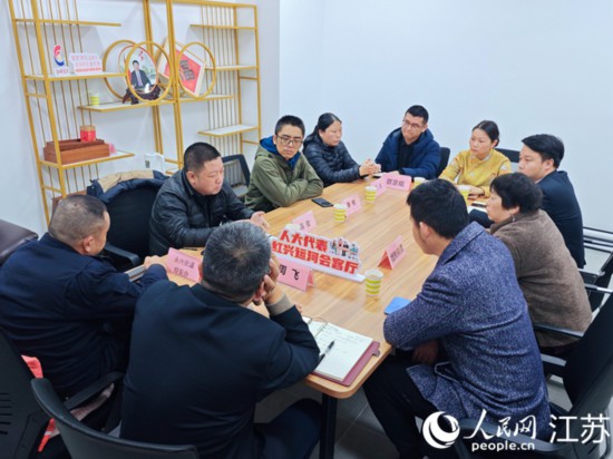 “紅興會(huì)客廳”，一場助企紓困協(xié)調(diào)會(huì)正在進(jìn)行。人民網(wǎng) 徐晨曦?cái)z