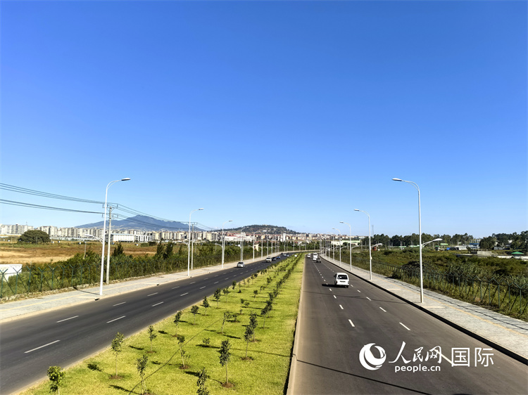 新近完工的埃塞俄比亞卡里提環(huán)線(xiàn)—布爾布拉—克林圖公路遠(yuǎn)景。張洪衛(wèi)攝
