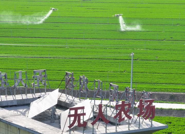 2024年3月19日，在安徽省亳州市譙城區(qū)趙橋鄉(xiāng)雙樓村的無人農(nóng)場，農(nóng)業(yè)無人機按照事先設(shè)定好的線路進行作業(yè)（無人機照片）。新華社記者 杜宇 攝