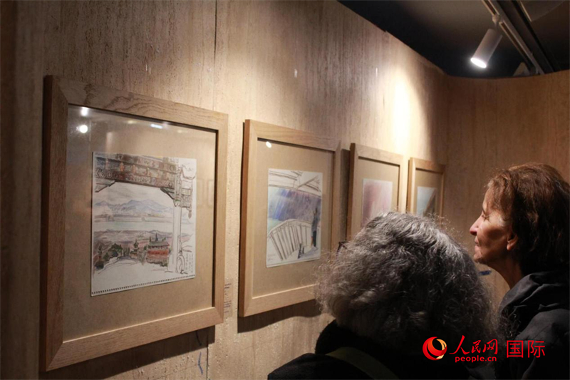 法國(guó)觀眾在欣賞展品。人民網(wǎng)記者 尚凱元攝