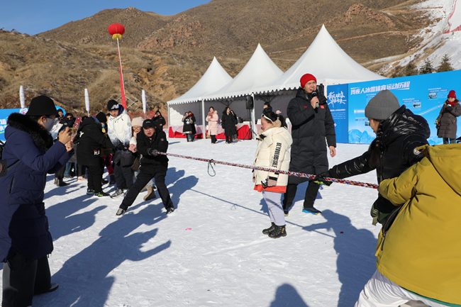 雪地拔河活動。內(nèi)蒙古自治區(qū)殘疾人聯(lián)合會供圖