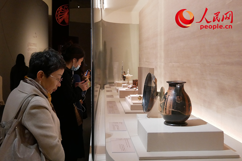 11月13日，觀眾正在國博參觀“美的多元——古希臘的藝術(shù)與生活”展。人民網(wǎng)記者 韋衍行攝