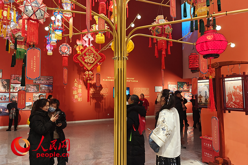 12月21日，觀眾正在參觀“過年——春節(jié)主題展”。人民網(wǎng)記者 韋衍行攝