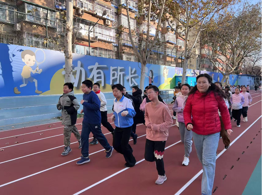 學(xué)生們在班主任陪同下跑步。人民網(wǎng) 白炅攝